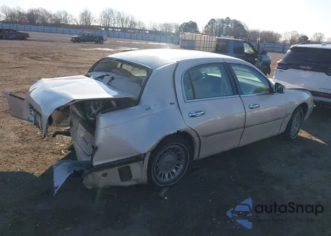 2001 Lincoln Town Car Cartier z USA, uszkodzony, nr VIN 1LNHM83W81Y706833